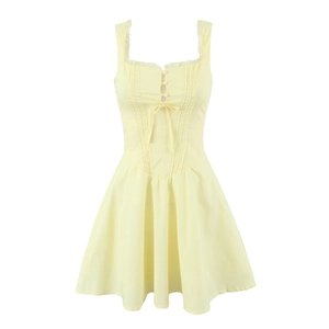 Détail de la robe dos nu jaune clair avec dentelle et nœud décoratif sur l'encolure