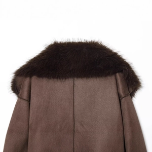 Dunkelbrauner Wintermantel mit luxuriösem Kunstpelzkragen und hochwertigem Wildlederfinish
