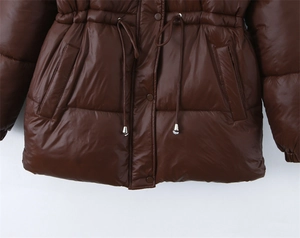Vue détaillée de la veste d'hiver marron brillant avec cordon de serrage et boutons-pression