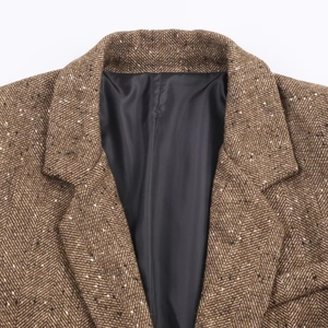 Détail du blazer en tweed à chevrons marron avec laine mélangée et doublure en satin noir