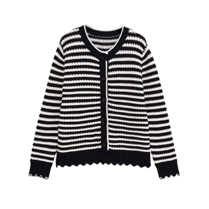 Dettaglio del cardigan a righe con scollo rotondo e bordi a coste su sfondo bianco