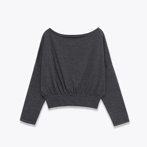 Détail du pull en maille gris foncé à manches chauve-souris avec col bateau et bord-côte