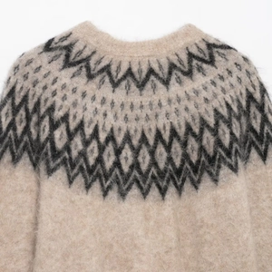 Maglione da donna in maglia di mohair beige con motivo jacquard geometrico nero sulle spalle