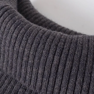 Nahaufnahme der dunkelgrauen Rippstrick-Textur eines stilvollen Kurzarm-Strickpullovers