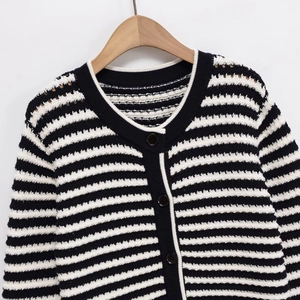Cardigan in maglia a righe bianche e nere da donna con scollo rotondo e bottoni