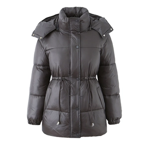 Détails du manteau marron brillant à capuche avec cordon de serrage et boutons en métal