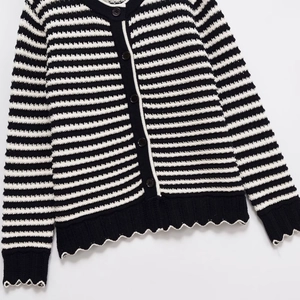 Cardigan a righe da donna con scollo a V e raffinati bordi a onde su polsini e orlo