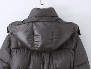 Détail de la veste à capuche gris foncé brillant avec tissu matelassé coupe-vent et dos