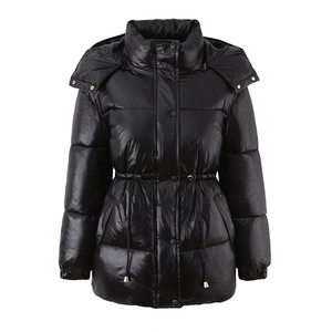 Détail de la doudoune noire brillante avec tissu imperméable et taille à cordon serrage