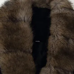 Manteau cintré pour femme avec col en fausse fourrure grise et ceinture pour l'automne-hiver