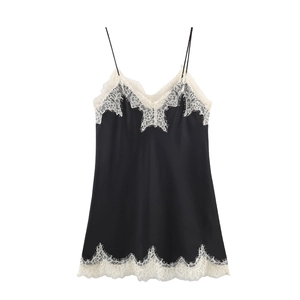 Top caraco en satin noir élégant avec bordure en dentelle blanche et fines bretelles