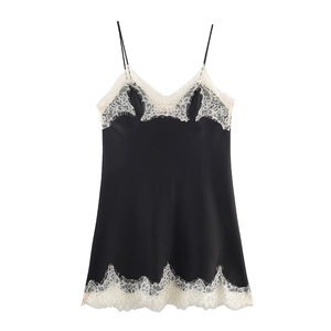 Robe caraco élégante en satin noir avec dentelle blanche et fines bretelles