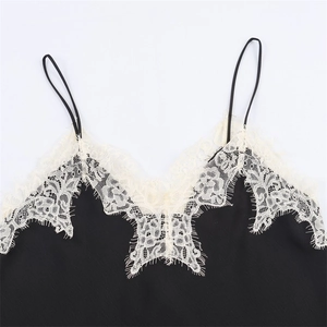 Haut caraco en satin noir pour femme avec dentelle crème délicate et détails de cils