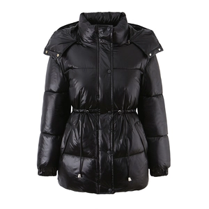 Parka noire brillante pour femme avec capuche et cordon de serrage à la taille
