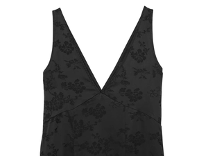 Vue détaillée d'un col en V profond avec un motif floral élégant en jacquard noir
