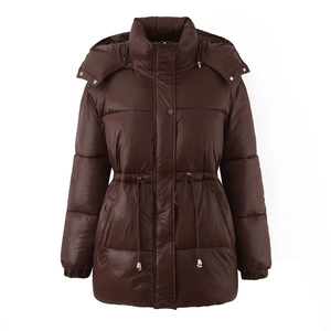 Veste matelassée marron foncé pour femme avec capuche et taille à cordon de serrage
