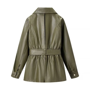 Vue arrière de la veste en similicuir vert olive avec ceinture et fente centrale