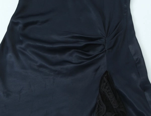 Vue détaillée d'une robe en satin bleu foncé avec fronces latérales et dentelle noire