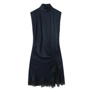 Mini robe élégante en satin sans manches avec col montant et bordure en dentelle noire