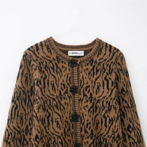 Gilet en maille léopard pour femme avec boutons floraux décoratifs et bords côtelés