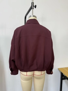 Vue détaillée du dos d'un blouson aviateur bordeaux avec une finition mate lisse