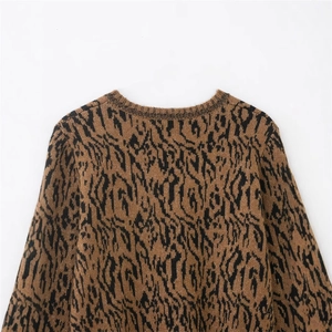 Pull en maille léopard pour femme avec col rond classique et finitions en bord-côte chic