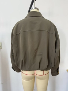 Vue arrière d'un blouson aviateur oversize vert olive avec épaules tombantes et col à revers