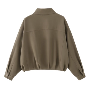Vue arrière du blouson aviateur vert olive avec col à revers et détails plissés