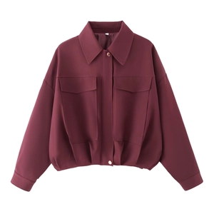 Détail de la veste aviateur bordeaux avec col à revers et grandes poches plaquées