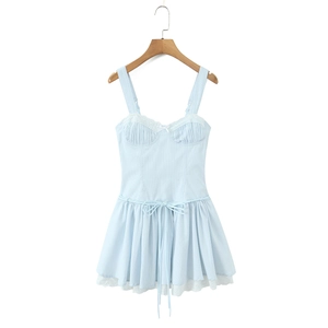 Robe cintrée bleu clair avec dentelle fine et nœud ajustable à la taille