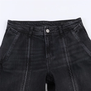 Détails de jean gris délavé avec bouton en métal et coutures doubles sur les poches avant