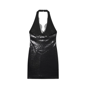 Détail d'une robe noire à paillettes avec bordure en dentelle et décolleté plongeant en V