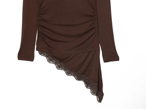 Détail du haut froncé à manches longues café avec ourlet asymétrique en dentelle fine