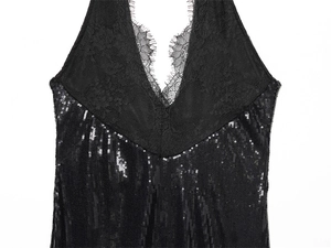 Détail de dentelle cils noire et paillettes scintillantes sur une robe d'hiver ajustée