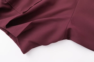 Détail de la veste aviateur bordeaux montrant les coutures et la texture du tissu