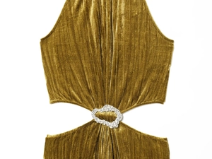 Dettaglio vestito in velluto con scollo all'americana e fibbia di strass