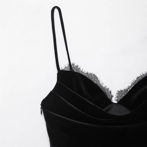 Eng anliegendes schwarzes Samtkleid mit zarter Wimpernspitze und plissiertem Brustteil