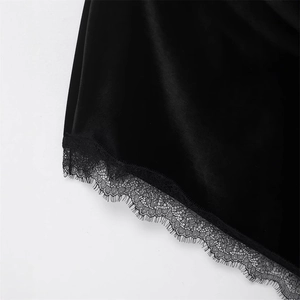 Elegantes, schmales schwarzes Samtkleid mit feiner Wimpernspitze und edler Textur am Saum