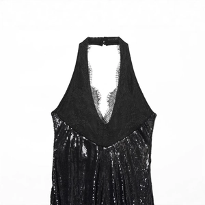 Robe dos nu noire chic avec des rayures à paillettes et une encolure en dentelle fine