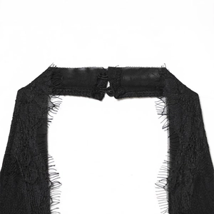 Détail d'encolure en dentelle de cils noire avec fermoir crochet sur robe ajustée chic