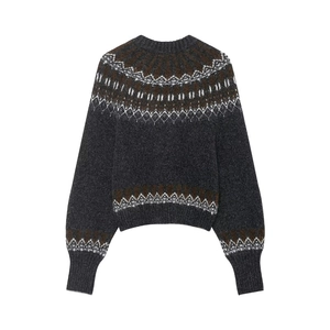Détails des motifs géométriques en tricot Fair Isle sur un pull en laine gris foncé