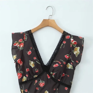 Elegantes schwarzes Blumenkleid mit V-Ausschnitt, Rosenprint und feiner Spitze