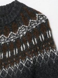 Détail d'un pull en maille Fair Isle gris montrant le mohair brossé et le col côtelé