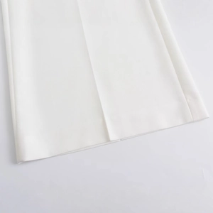 Ensemble haut sans manches blanc et pantalon large taille haute avec pli central