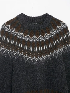 Gros plan sur un pull en maille Fair Isle aux motifs gris et marron et texture mohair
