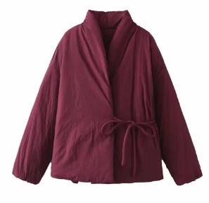 Détail de la veste matelassée kimono bordeaux avec col croisé et cordon de serrage latéral