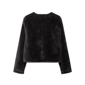 Vue arrière d'une veste en fausse fourrure noire avec col rond et épaules tombantes
