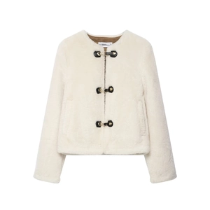 Détail de la veste en fausse fourrure crème avec lanières en cuir noir et boucles dorées
