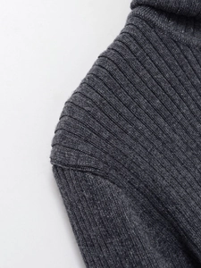 Détail d'un pull gris anthracite à col roulé avec fils métalliques brillants