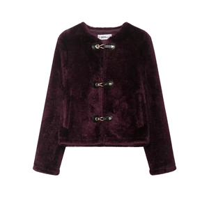 Détail d'une veste en fausse fourrure violet foncé avec col rond et boucles en cuir